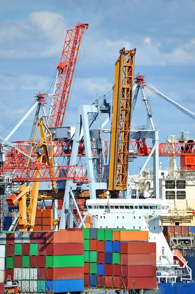 Lading kraan en schip — Stockfoto