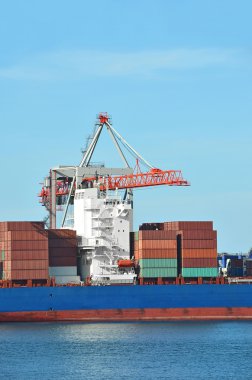 Kargo vinç ve gemi