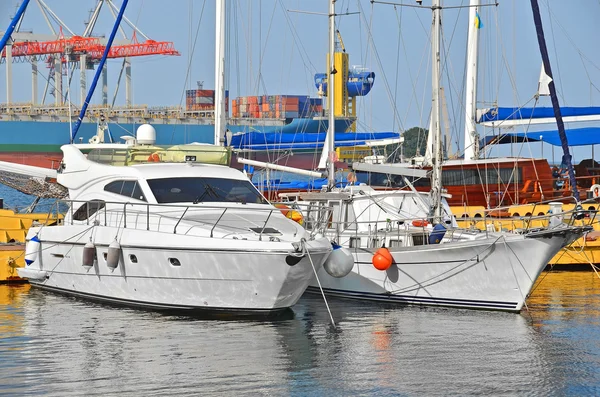 Motorjacht im Steg — Stockfoto