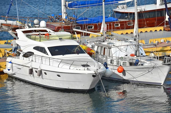 Motorjacht im Steg — Stockfoto