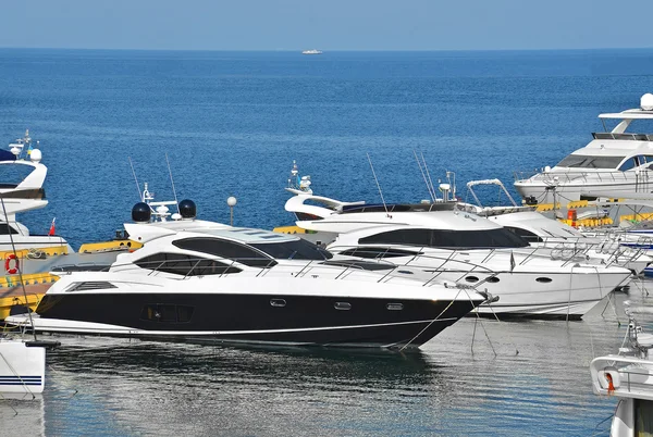 Motor yacht in jetty — Stock Photo, Image