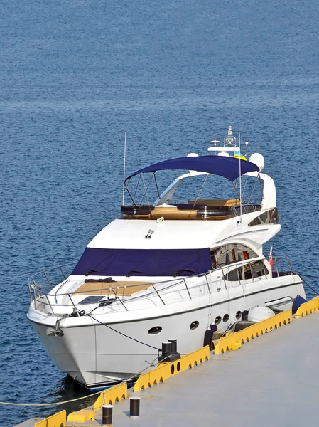 Motor yacht in jetty — Stock Photo, Image