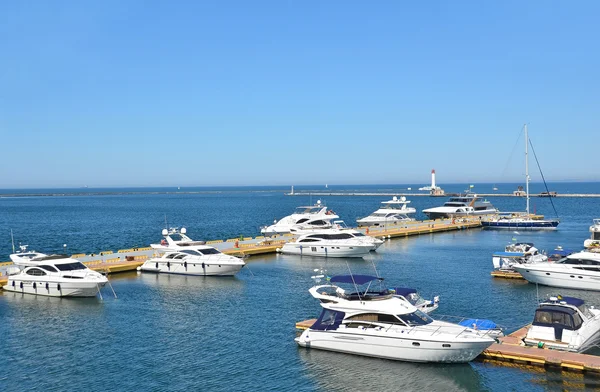 Yate de motor en embarcadero —  Fotos de Stock