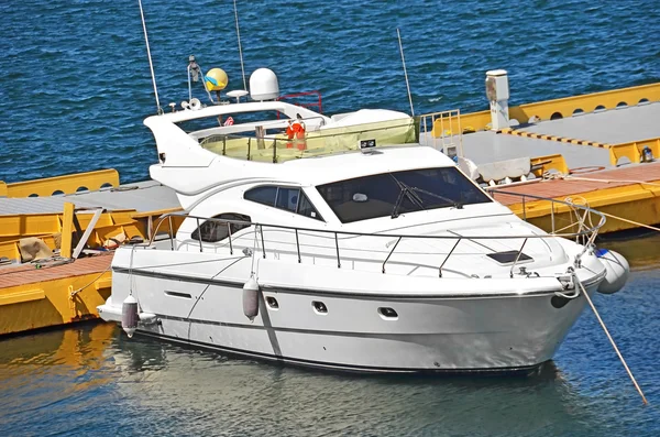 Motor yacht in jetty — Stock Photo, Image