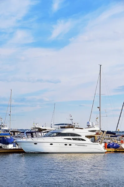 Yate de motor en embarcadero — Foto de Stock