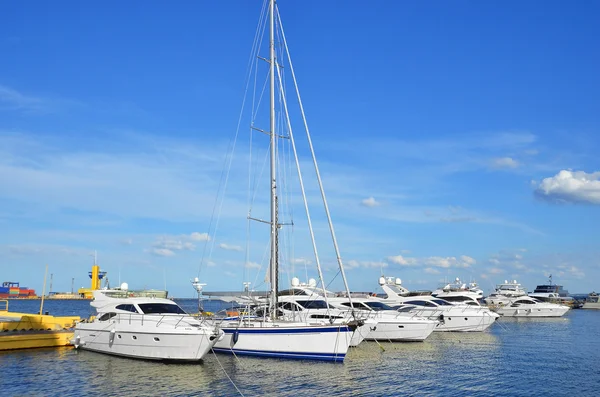 Yate de motor en embarcadero — Foto de Stock