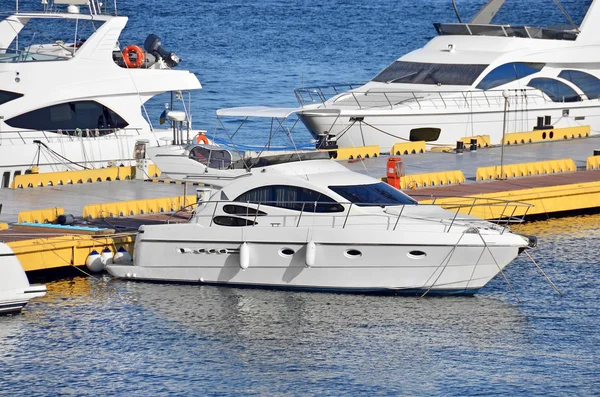 Motor yacht in jetty — Stock Photo, Image