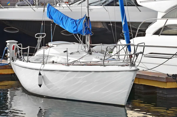 Motoryacht i brygga — Stockfoto