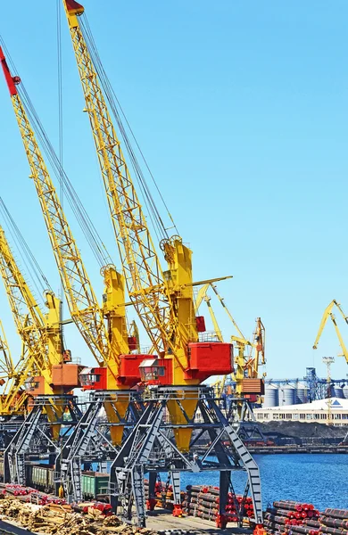 Lastekran og rørstabel – stockfoto