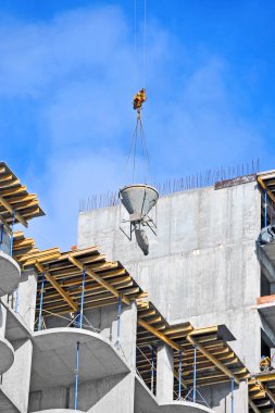 Çimento karıştırma kabı kaldırma vinç