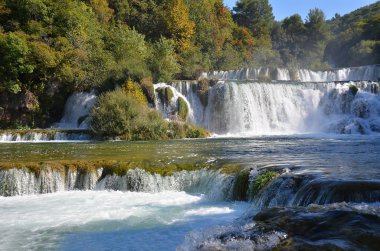 Plitvice göl kenarında güzel şelale