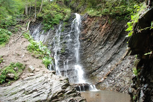 Bela cachoeira nas montanhas dos Cárpatos — Fotografia de Stock