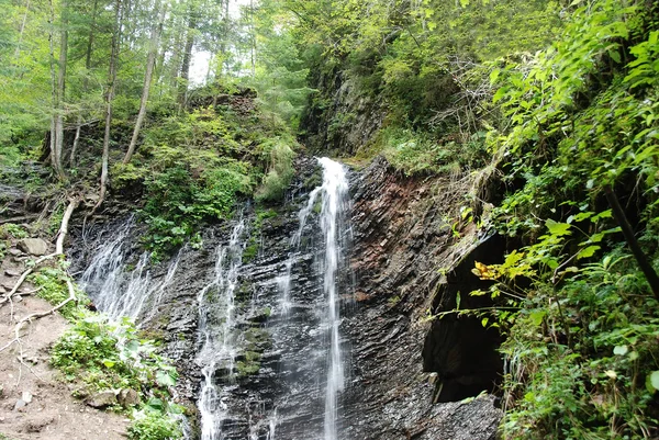 Bela cachoeira nas montanhas dos Cárpatos — Fotografia de Stock