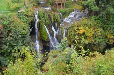 Plitvice göl kenarında güzel şelale
