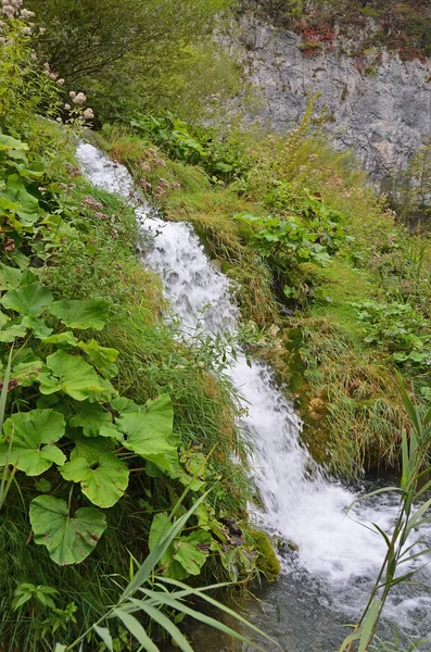 Nádherný vodopád na Plitvická jezera — Stock fotografie