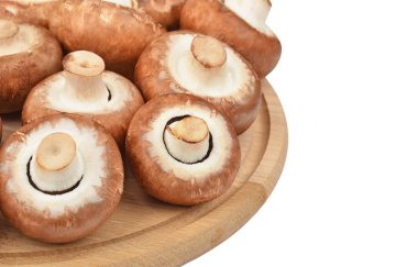 Ahşap tahta üzerinde champignon (gerçek mantar)