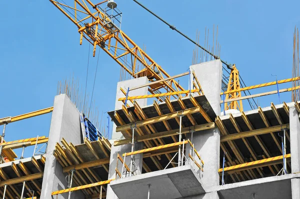 Kran und Hochhausbaustelle — Stockfoto