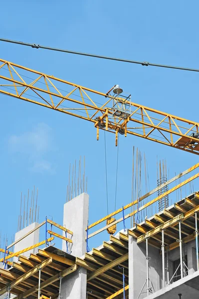 Kran und Hochhausbaustelle — Stockfoto