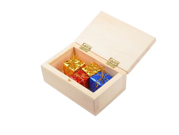 Drewniane pudełko z prezentem — Zdjęcie stockowe