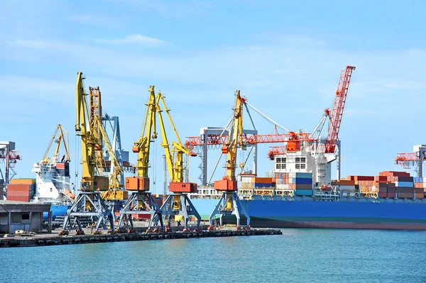Gru da carico e nave portacontainer — Foto Stock