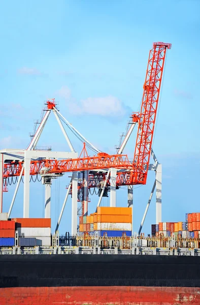 Lading kraan en schip — Stockfoto