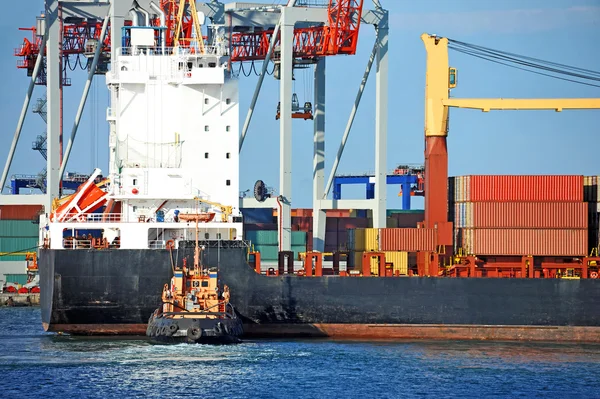 Sleepboot meewerkende container vrachtschepen — Stockfoto