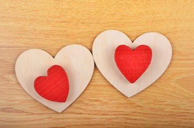 kalp ahşap arka planda