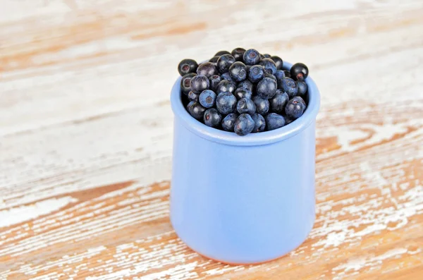 Blaubeere auf Holzgrund. — Stockfoto