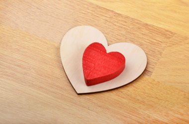 kalp ahşap arka planda