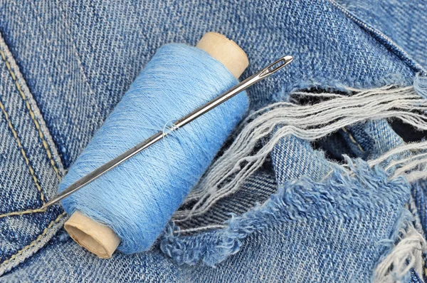 Hilos en jeans, concepto de reparación de desgaste —  Fotos de Stock