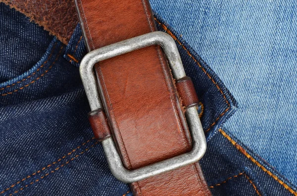 Vaqueros azules con cinturón de cuero — Foto de Stock