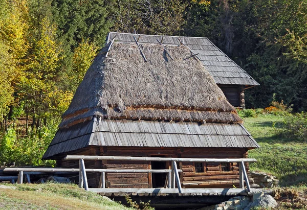 Starożytne hut z Młyn wodny — Zdjęcie stockowe