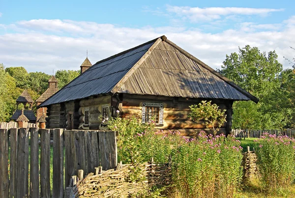 Antyczny drewniany hut — Zdjęcie stockowe