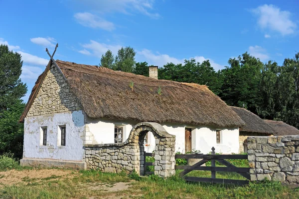 Ősi kunyhóban egy szalma tető — Stock Fotó