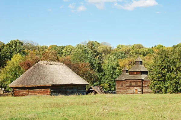 Staré chatě a kostel — Stock fotografie