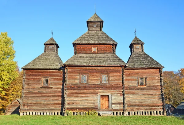 Antike Holzkapelle — Stockfoto