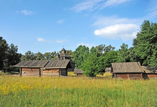 Alte Holzscheune und Kirche — Stockfoto