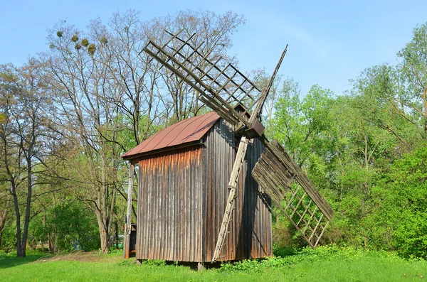 Molino de viento de madera antiguo — Foto de Stock