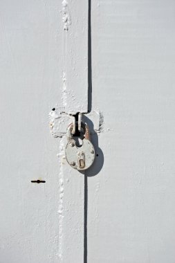 garaj kapısı paslı kilit