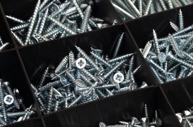 plastik düzenleyici kutusunda canı cehenneme