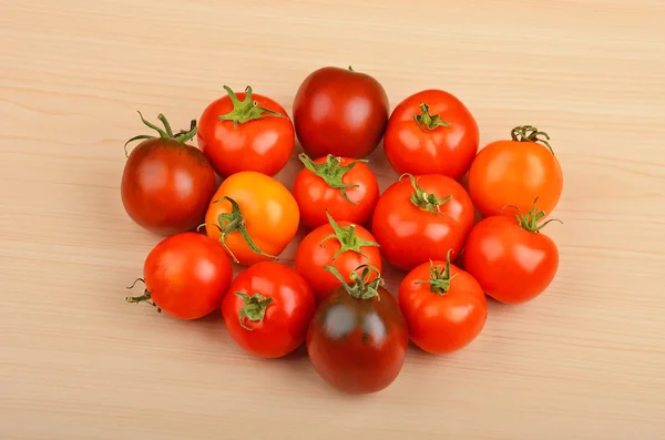 Tomate sobre fundo de madeira — Fotografia de Stock