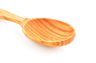 Kırsal ahşap kaşık, beyaz arka planda izole edilmiş.