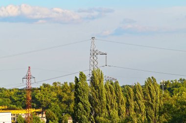 Mavi gökyüzü arkaplanındaki elektrik hatları sütunu