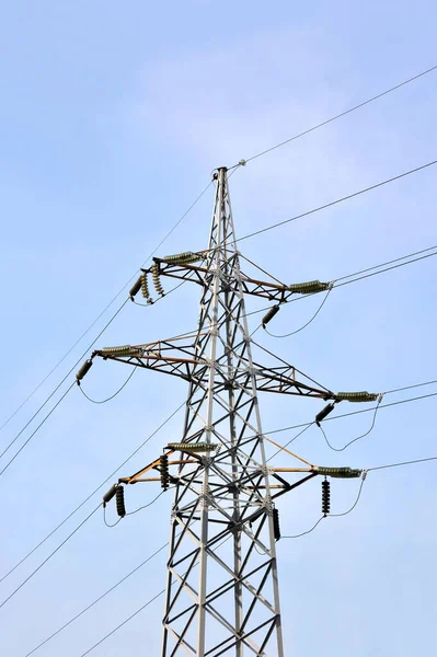 Elektryczne Linie Pylon Tle Niebieskiego Nieba — Zdjęcie stockowe