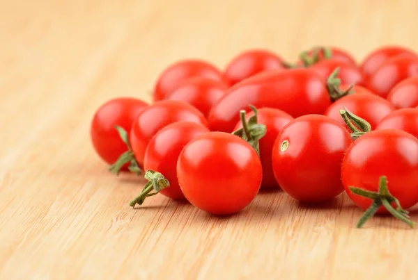 Tomate Cereja Fresco Fundo Madeira Bambu — Fotografia de Stock