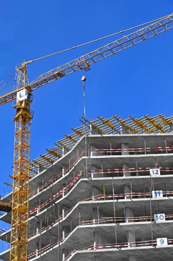 Turna ve bina mavi gökyüzüne karşı yapım aşamasında