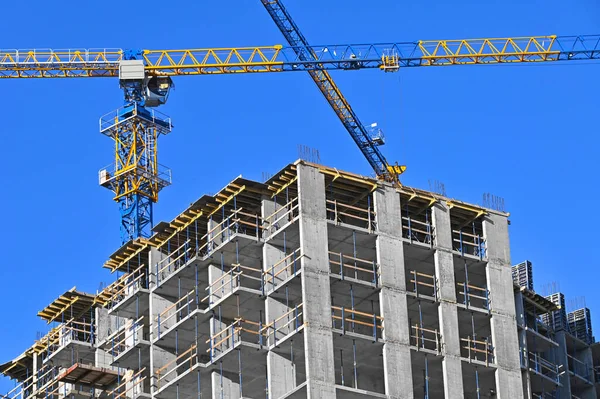 Grue Bâtiment Construction Contre Ciel Bleu — Photo