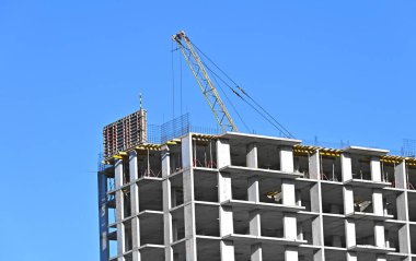 Turna ve bina mavi gökyüzüne karşı yapım aşamasında