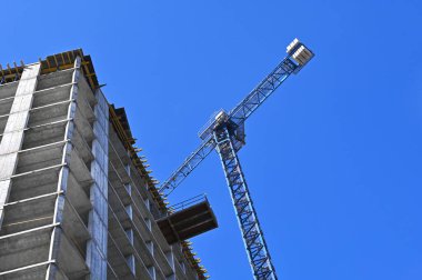 Turna ve bina mavi gökyüzüne karşı yapım aşamasında