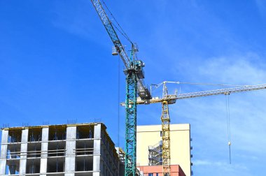 Turna ve bina mavi gökyüzüne karşı yapım aşamasında